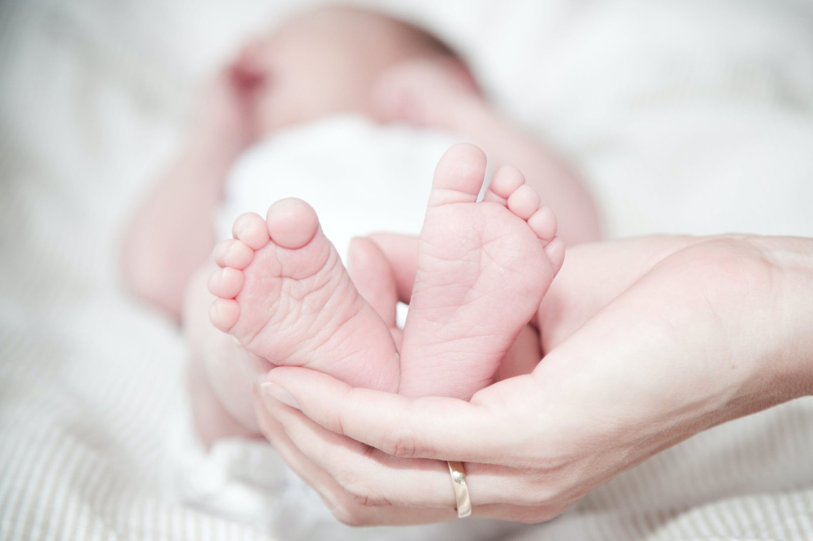Pirmieji gyvenimo metai. Praktiškai nė vieno savo poreikio kūdikis negali patenkinti be suaugusiojo. Motina vaiką maitina ir jį prižiūri.